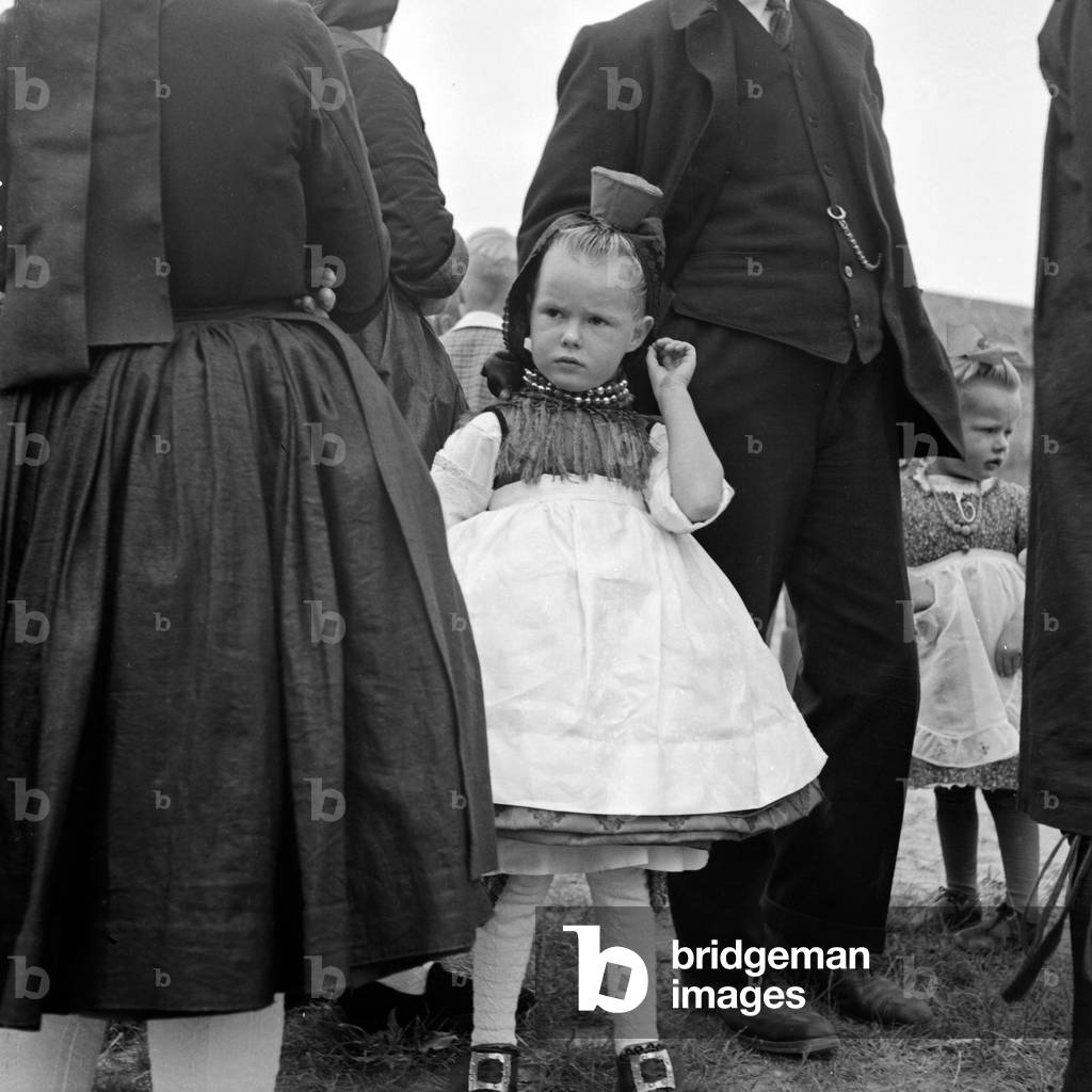 Little girl wearing the Western Hessian array of the Schwalm area, Germany 1930s (b/w photo)