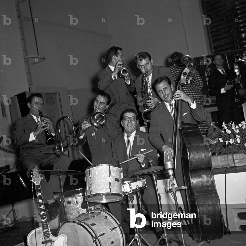 Famous Hazy Osterwald Sextet consisting of Hazy Osterwald (trumpet), Ernst Hoellerhagen (clarinet), Sunny Lang (Bass), Gil Cuppini (drums), Pierre Cavalli (guitar) und Francis Burger (piano), performing at Hamburg, Germany 1950s