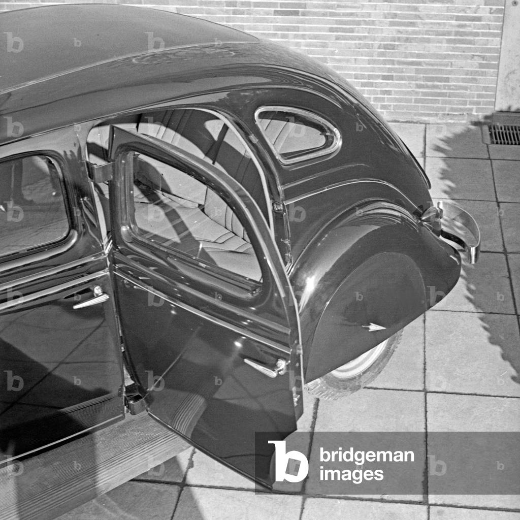 A Ford V8 in front of the German Ford headquarters at Cologne, Germany 1930s (b/w photo)