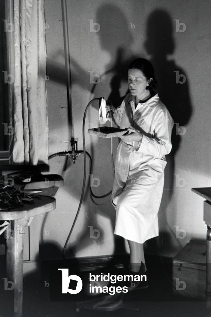 A goldsmith working on a piece of jewellery, Germany 1930s (b/w photo)
