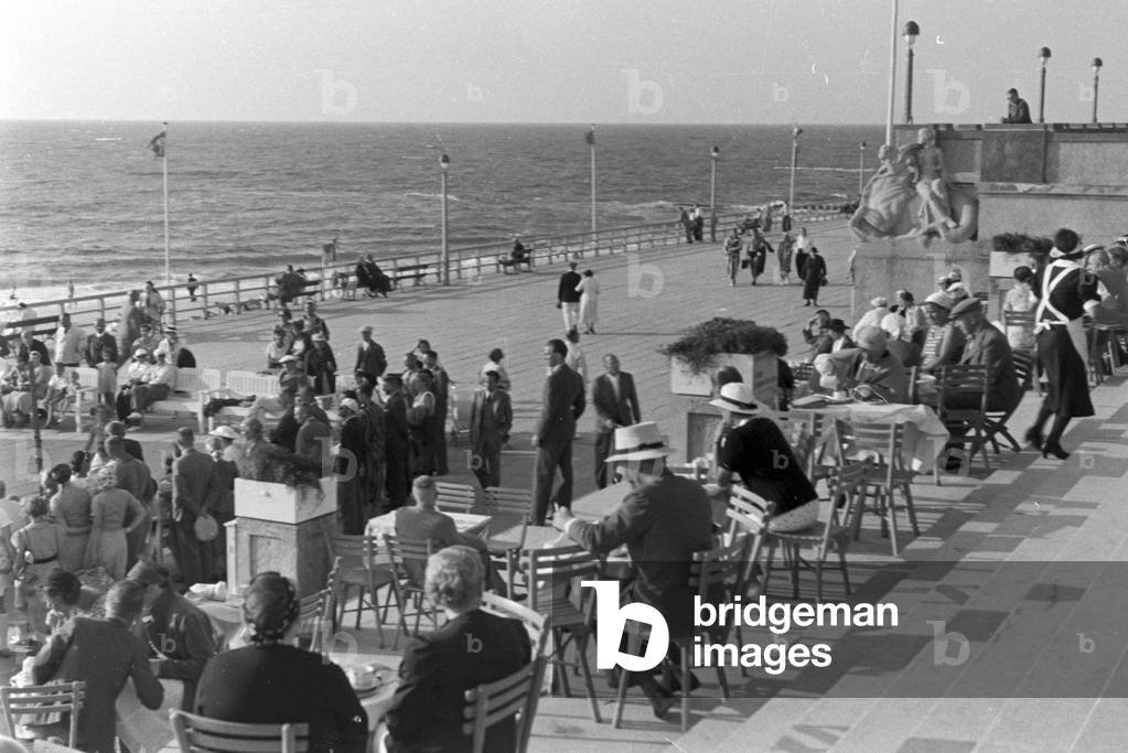 Vacation at the Baltic Sea, Germany 1930s (b/w photo)