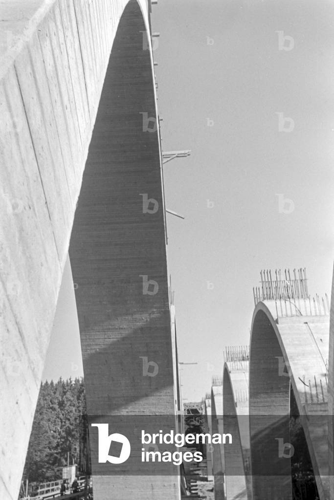 Construction of the motorway bridge near Stuttgart, Germany 1930s (b/w photo)