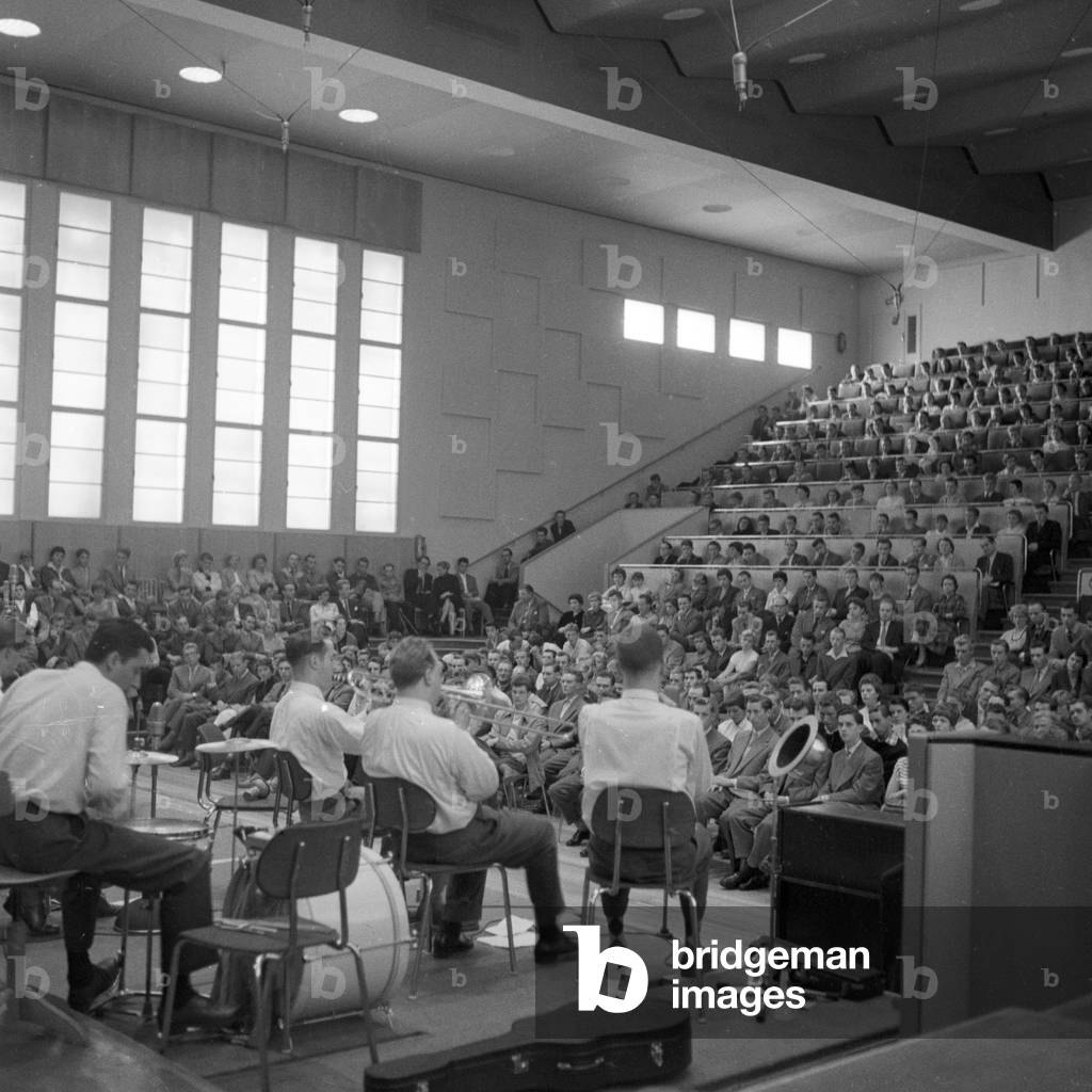 From Studio 10 of NWDR Hamburg a jazz show is broadcasted, Hamburg 1954