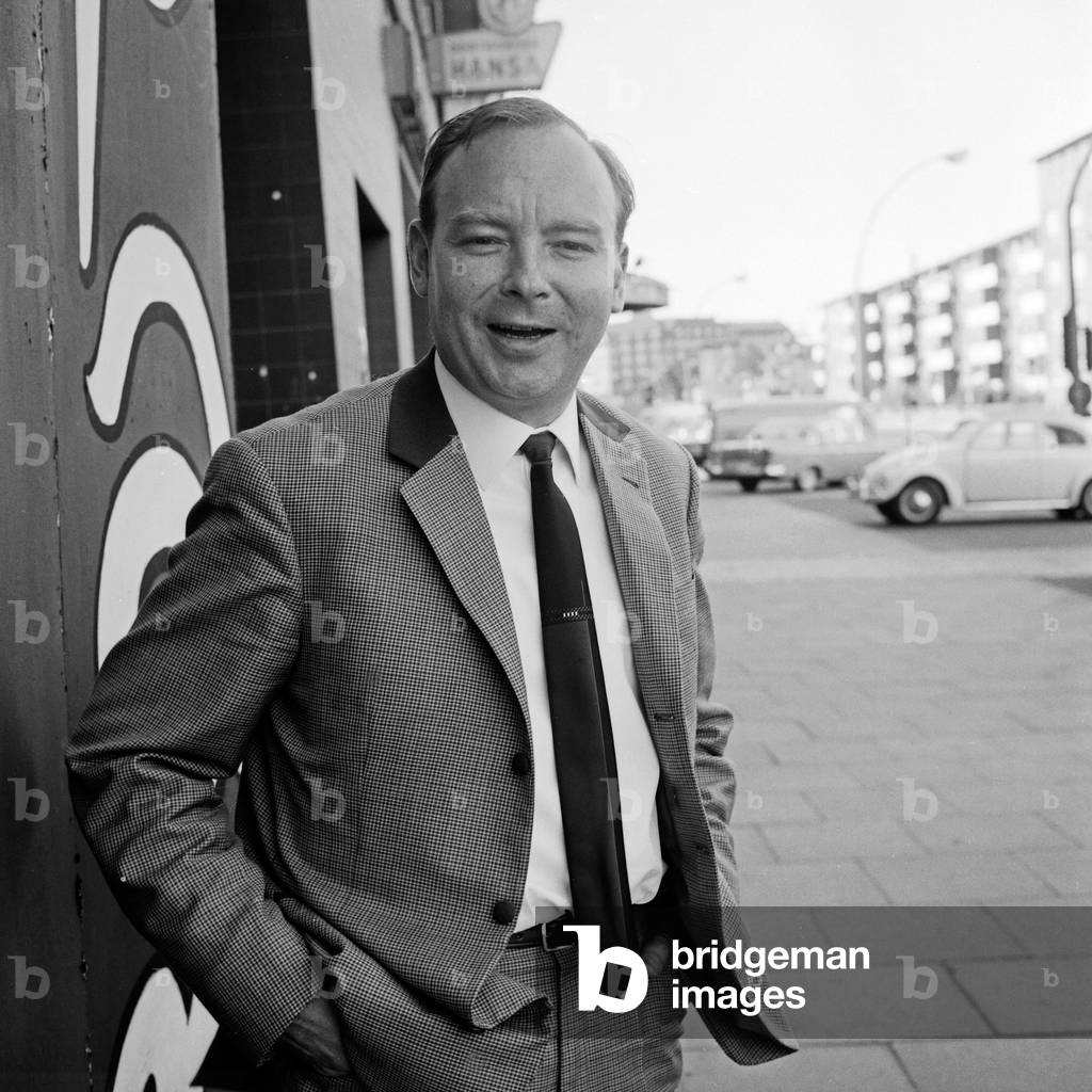 Danny Mariano (?) at the entrance of famous folk club 