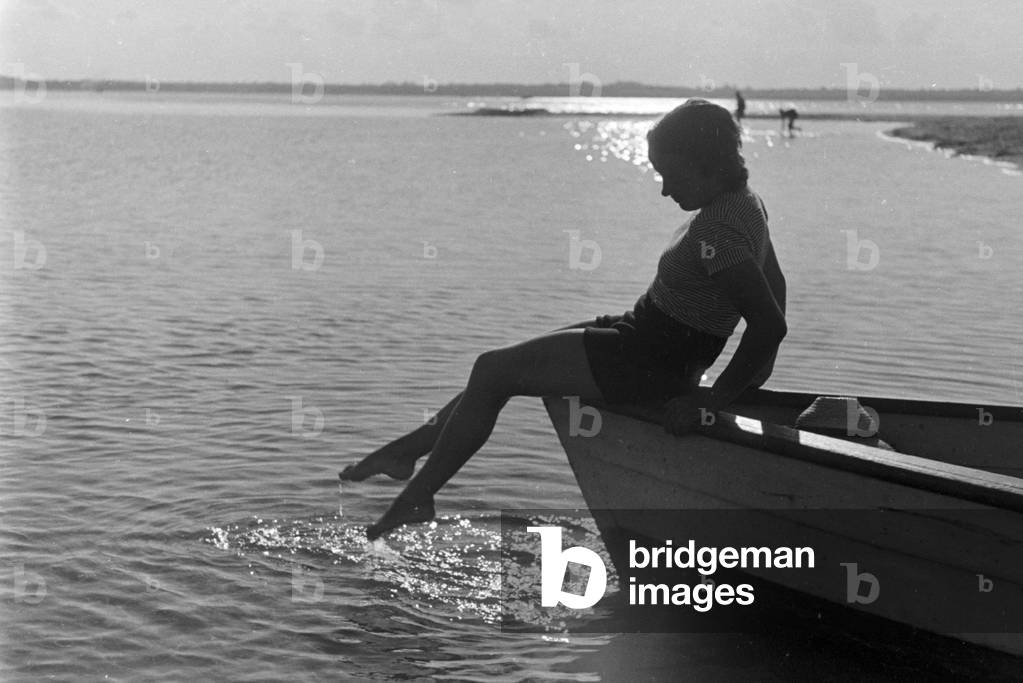 Having fun near Laboe on the shore of the Baltic Sea, Germany 1930s (b/w photo)