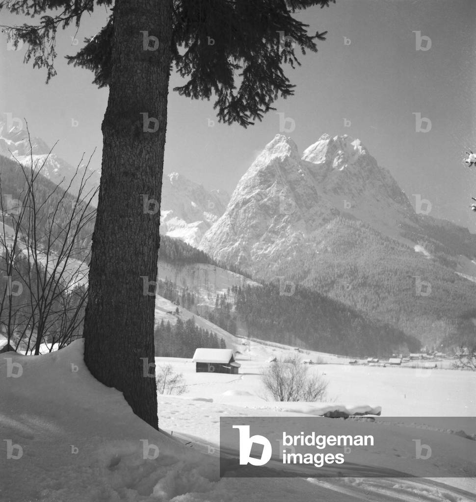 Winter vacation at the Arlberg area, Austria 1930s (b/w photo)