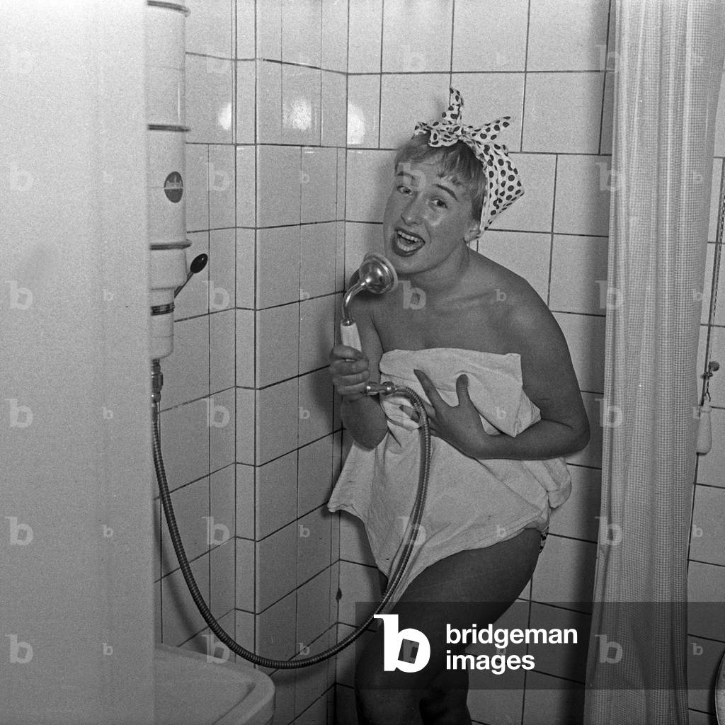 German actress, jazz and schlager singer Dany Mann taking a shower, Germany 1950s