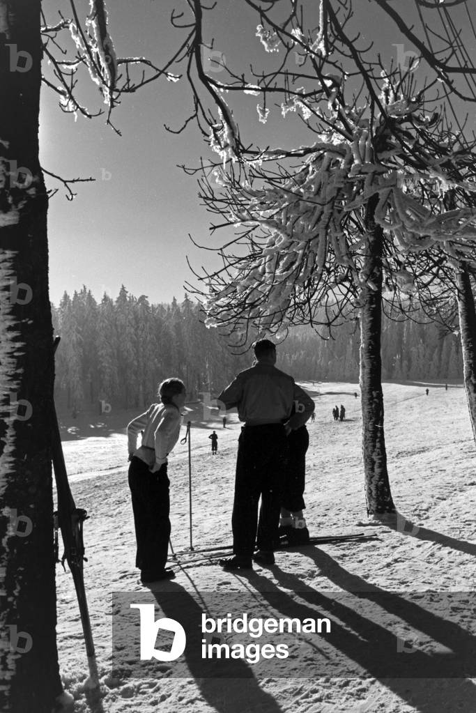 Ski tiourists at the skiing area around Oberhof in Thuringia, Germany 1930s (b/w photo)