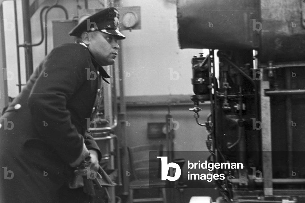 Special guests on a factory tour before the Diesel anniversary at the MAN factory at Augsburg, Germany 1930s (b/w photo)