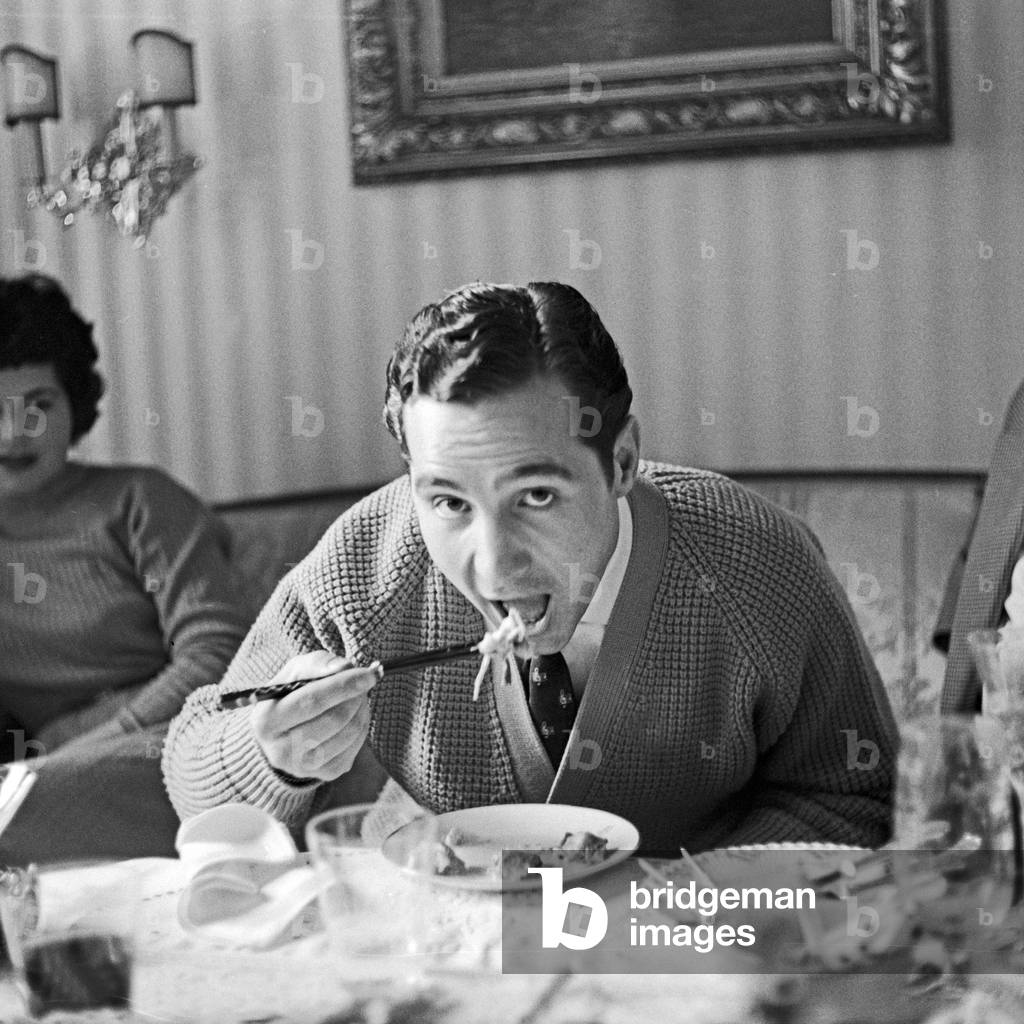 German singer Freddy Quinn ata restaurant, ca 1957