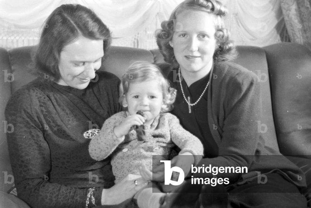 A family celebrating Christmas, Germany 1930s (b/w photo)