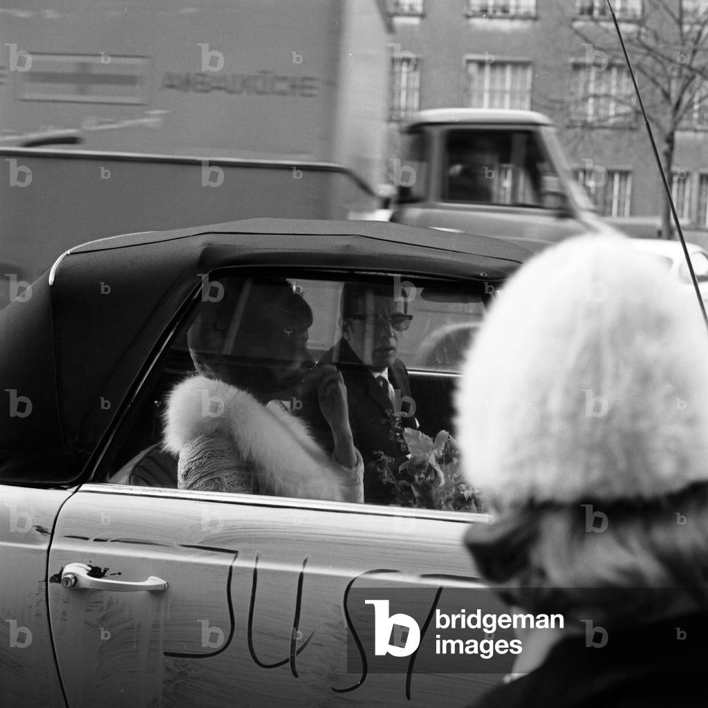 The bridal couple German actress and TV presenter Victoria Voncampe and Peter Schlickenrieder in their car, Germany 1960s
