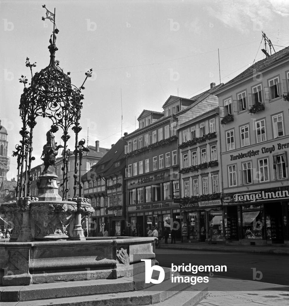 Fountain of Gaeniseliesel girl at the main market of Goettingen, Germany 1930s (b/w photo)