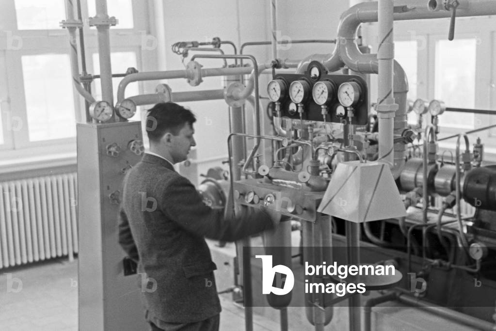 Staff member of the Kaiser Wilhelm Institute for physics in Berlin Dahlem, Germany 1930s (b/w photo)