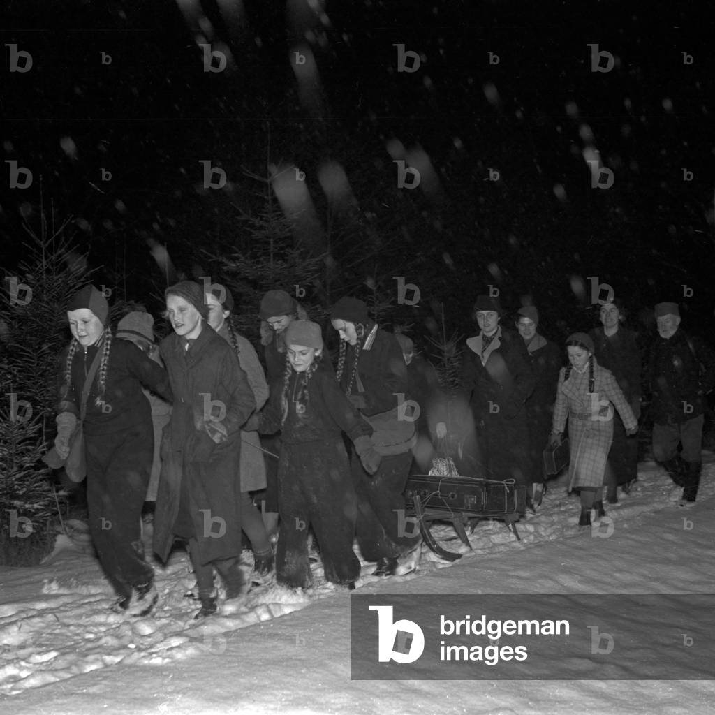 A bunch of girls marcning through the snowy forest, Germany 1930s (b/w photo)