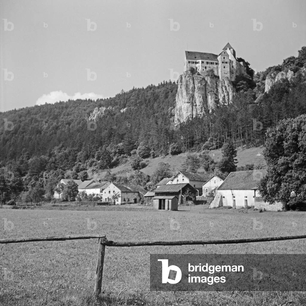 Prunn castle near Riedenburg at Altmuehltal valley, Germany 1930s (b/w photo)