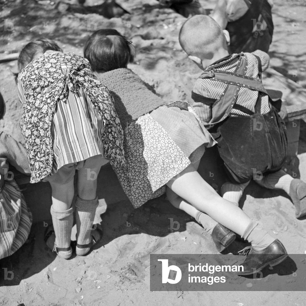 Children at a flask, Germany 1930s (b/w photo)