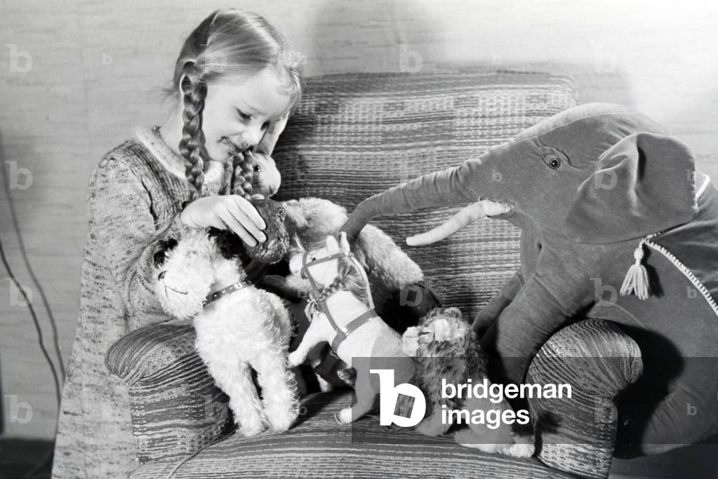 A girl eating Liegnitzer Bomben, Germany 1930s (b/w photo)