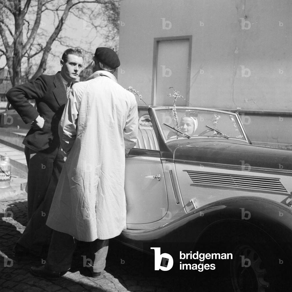Two men and a woman with a Ford model Eifel, Germany 1930s (b/w photo)
