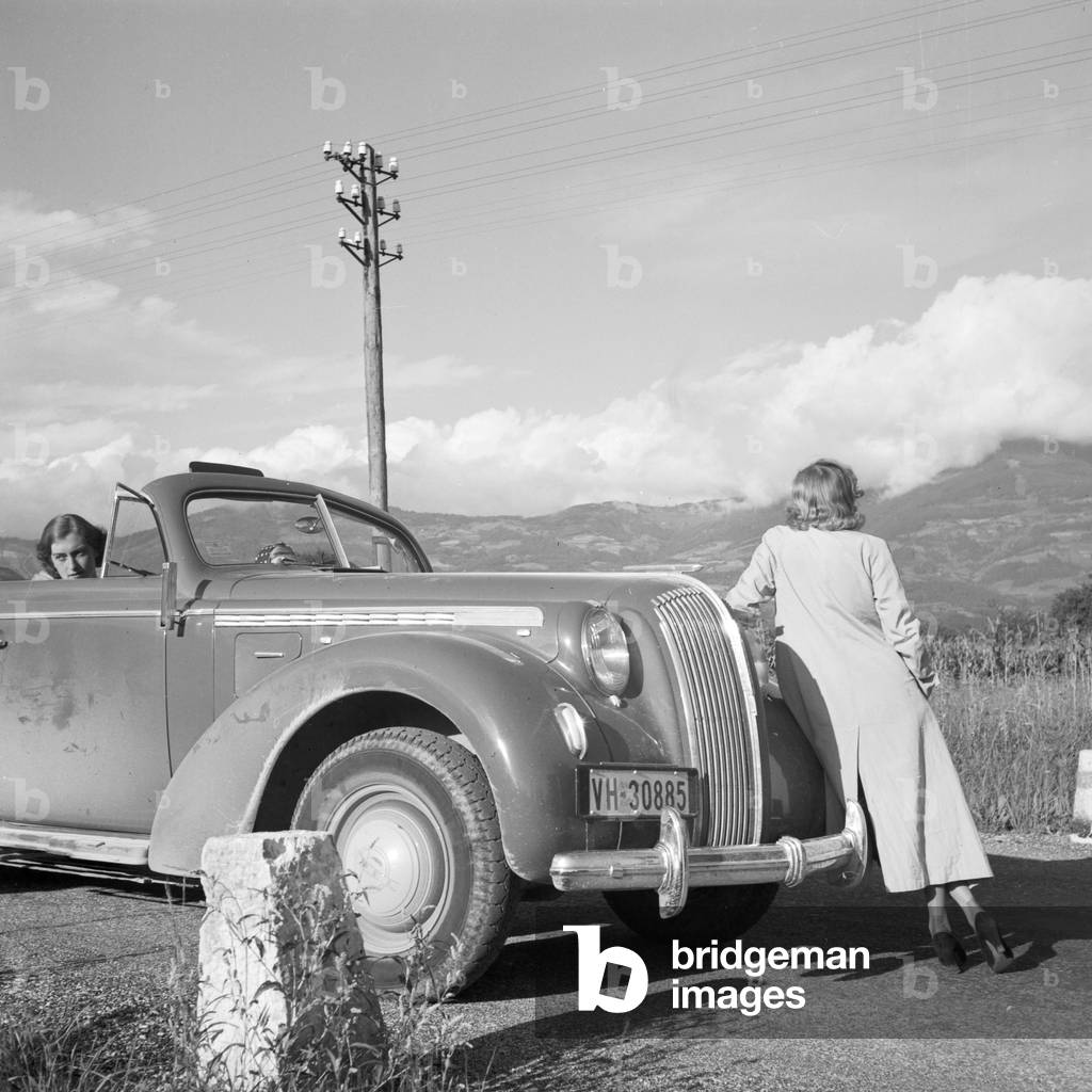 Two women in an Opel model Admiral, Germany 1930s (b/w photo)