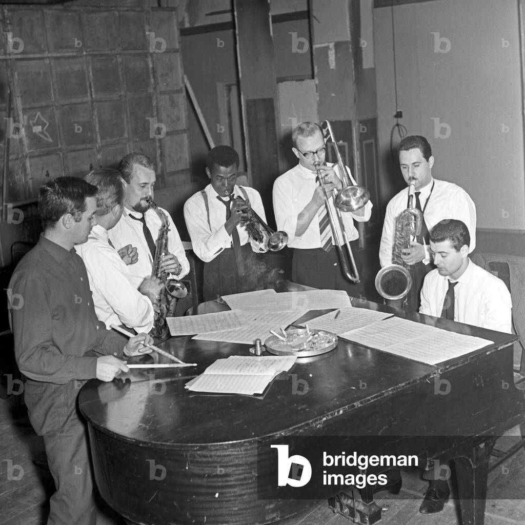 Schlager singer Billy Mo (4th from right) as trumpeter of a little combo, Germany 1950s