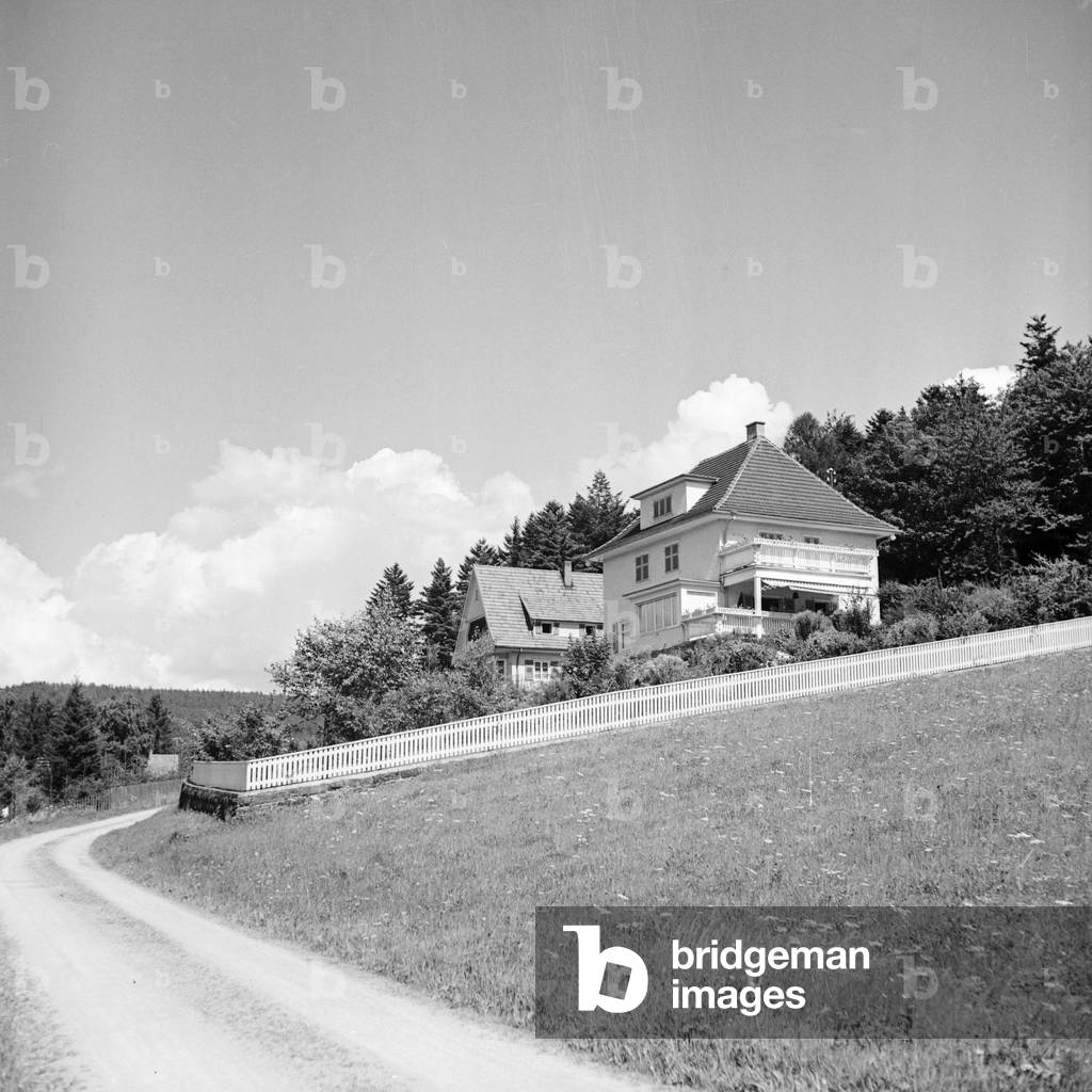Scenic view to house near a small town, Germany 1930s (b/w photo)