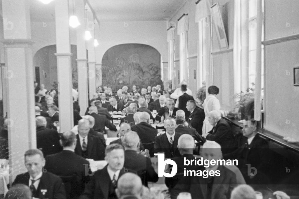 Special guests at the banquet after the Diesel anniversary ceremonial act at the MAN factory at Augsburg, Germany 1930s (b/w photo)