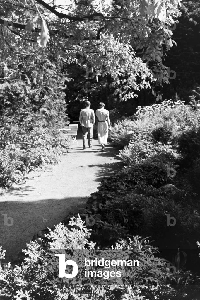 Hotel guests relaxing in the garden of Hotel Wehrle in Triberg in the Black Forest, Germany 1930s (b/w photo)