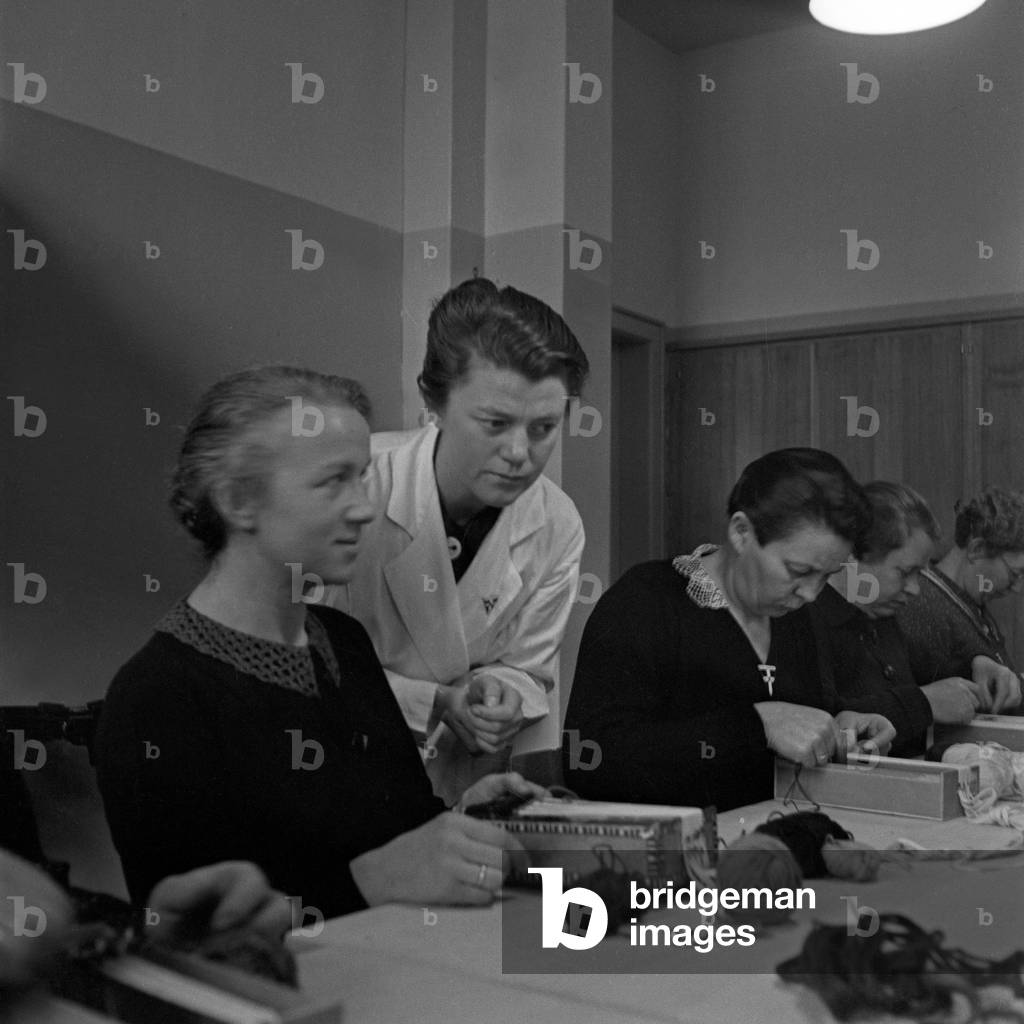 Women doing some handwork at a mother training of the Reichsmuetterdienst, Germany 1930s (b/w photo)