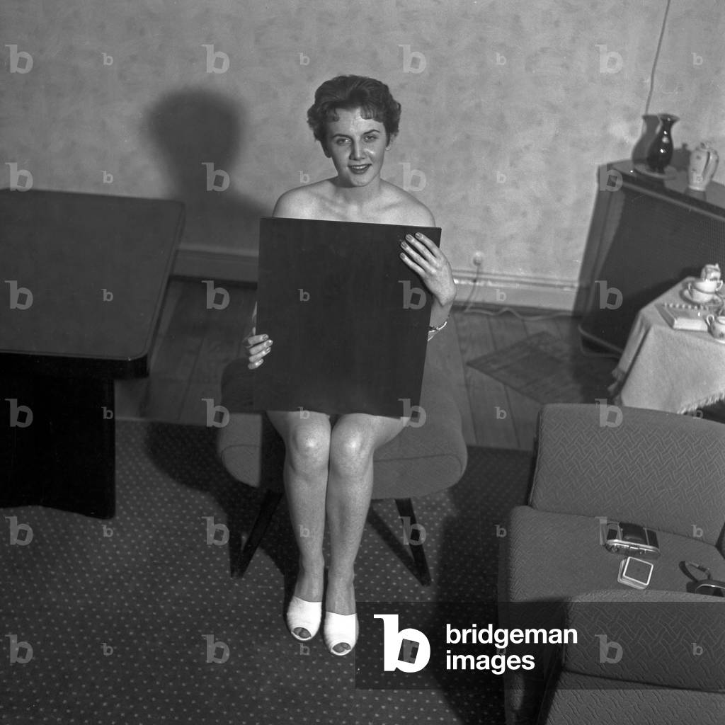 German singer and actress at a promo shooting at her flat, Germany 1950s