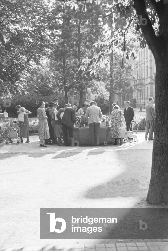 The Lautenschlaeger Fountain in Stuttgart-Bad Cannstatt, Germany 1930s (b/w photo)