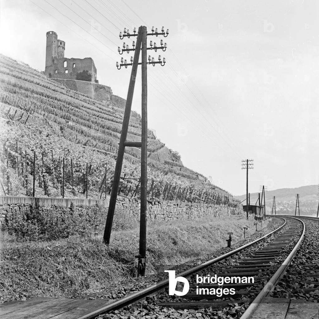 The Reichsbahn railway just under the remains of Ehrenfels castle, Germany 1930s (b/w photo)
