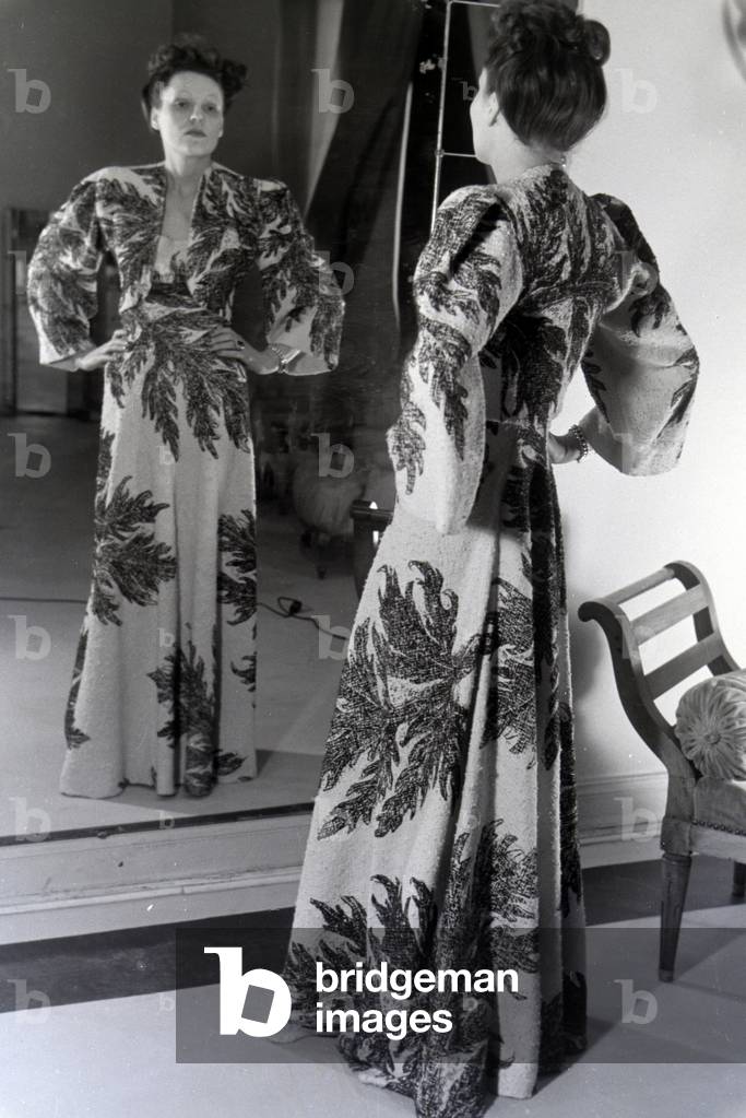 A model trying a dress of fashion designer Nina Carell and Heinz Schulze-Bibernell, Germany ca.1939 (b/w photo)