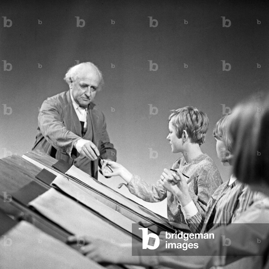 Painter and sculptor Kurt Harald Isenstein at a lesson in drawing in the TV show 