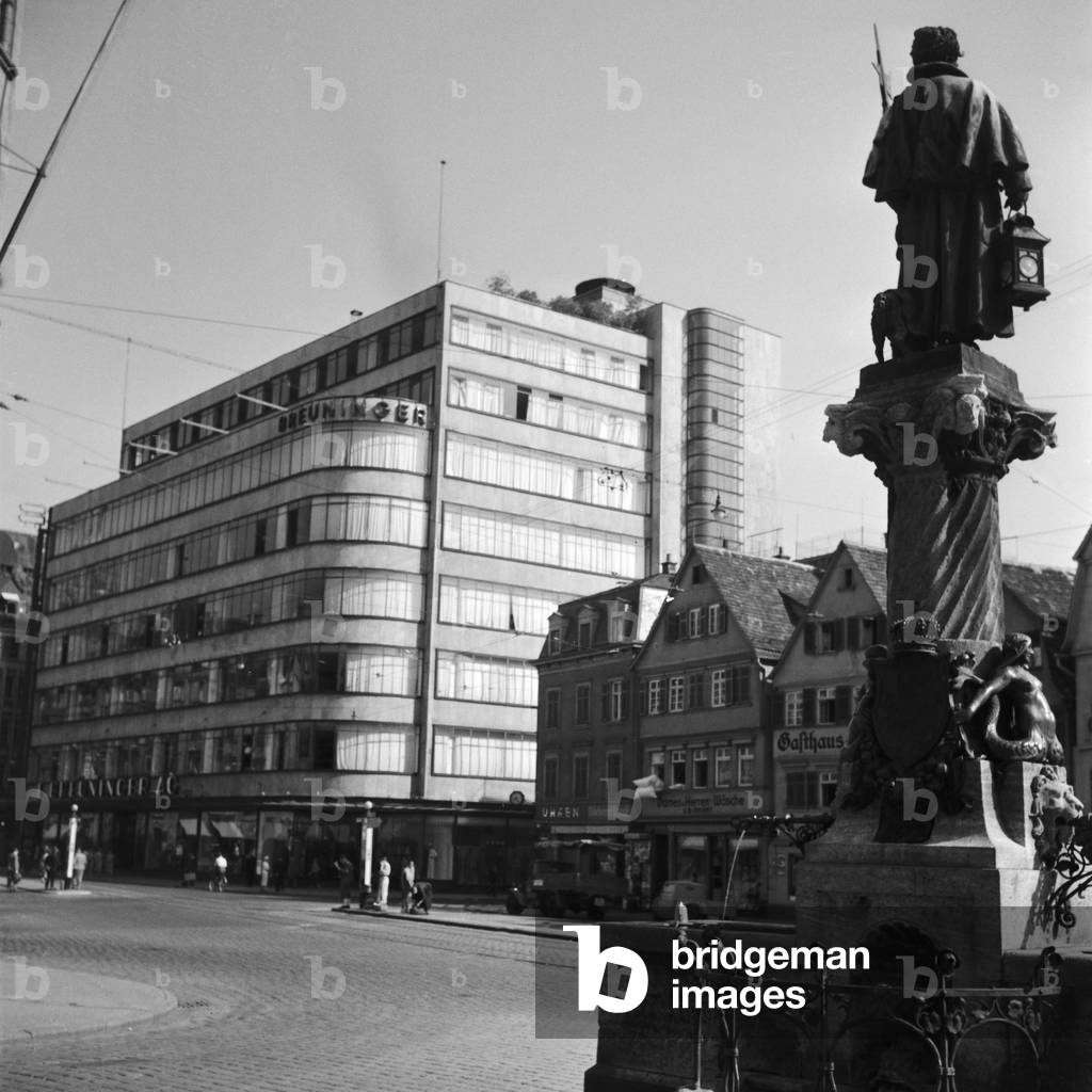 Breuninger's fashion store at Leonhadsplatz square at Stuttgart, Germany 1930s (b/w photo)