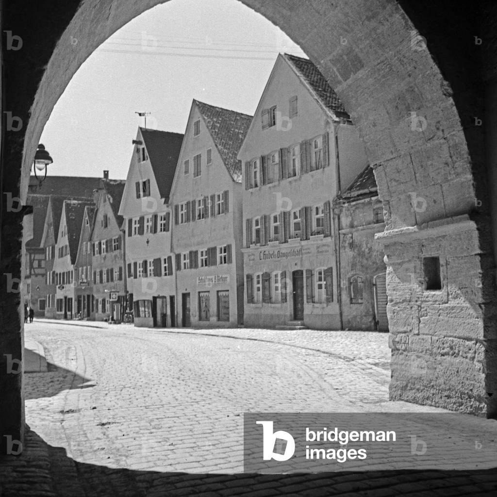 Business street at Noerdlingen with Metzger's shoe outlet and Hubel's building centre, Germany 1930s (b/w photo)