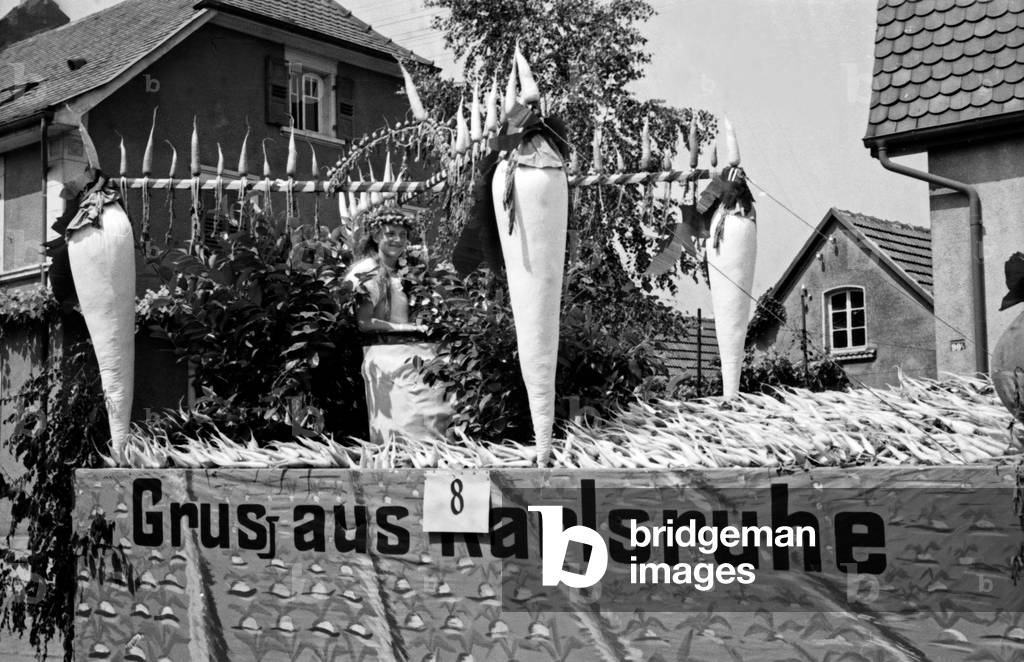 The city of Karlsruhe also sent a parade float to the pageant at the annual radish fair at Schifferstadt, Germany 1930s (b/w photo)