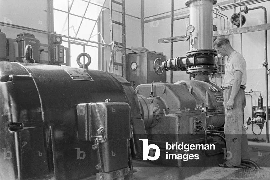 A guided tour through a factory of fatty acid in Witten, Germany 1930s (b/w photo)