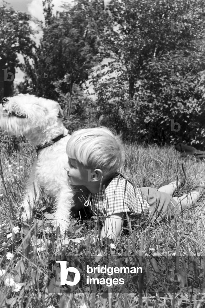 A drinking cure in their own gardens, Germany 1930s (b/w photo)