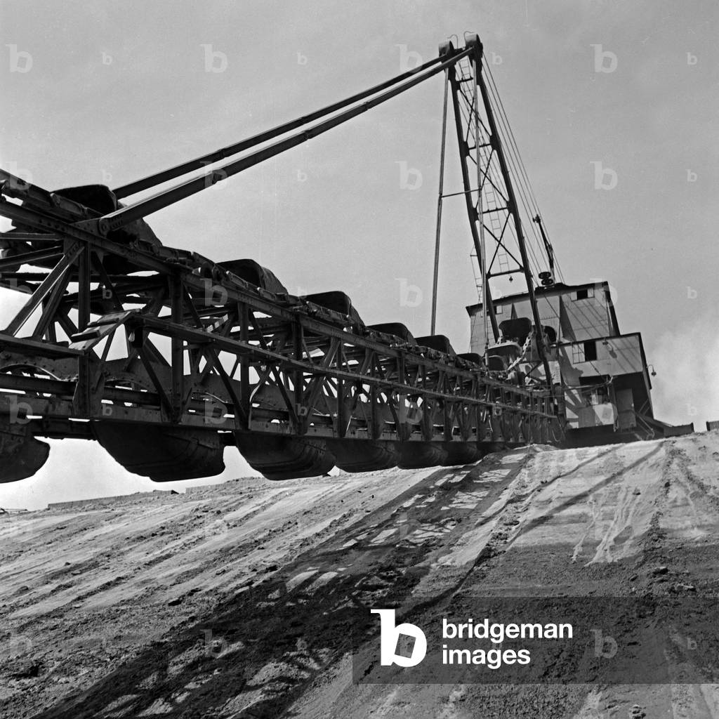 Digger for mining amber at the coast of East Prussia, Germany 1930s (b/w photo)