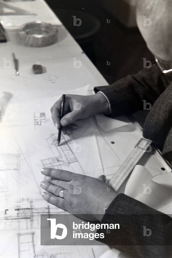 The architect Franz Ruff drawing and explaining the draft, sketch of a building, Germany 1930s (b/w photo)