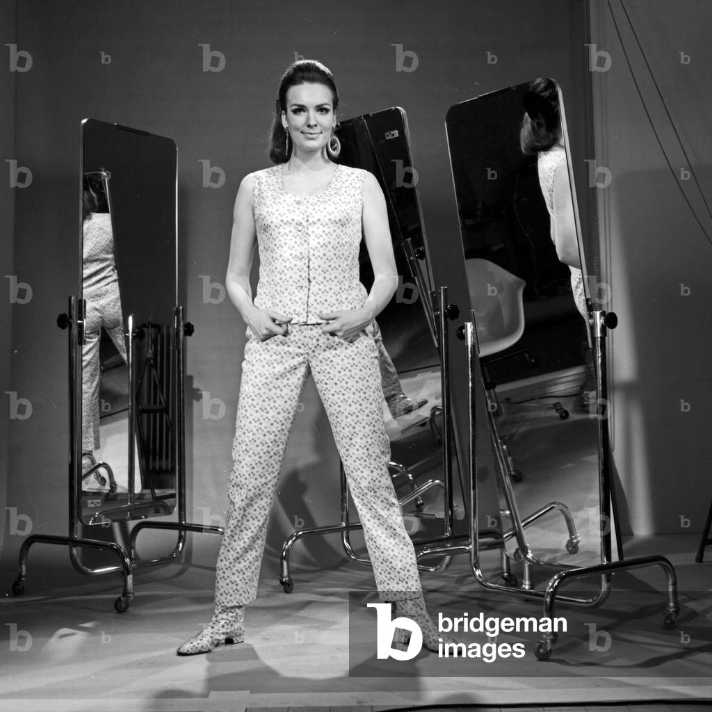 German model Karin Warstatt posing at photo shoot, Germany 1960s