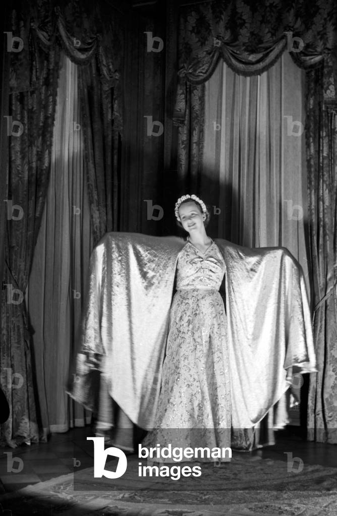 The princess of carnival in Mainz 1938, on the occasion of the 100th anniversary of the leading local carnival association (b/w photo)
