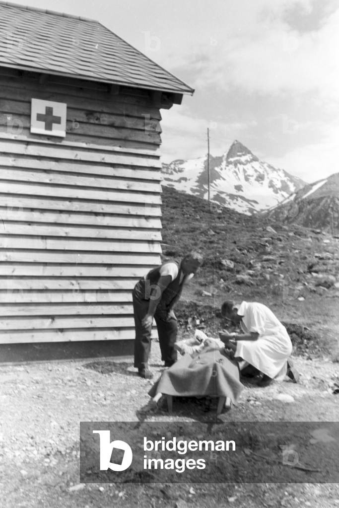 A village developing at the Piz Buin, Germany 1930s (b/w photo)