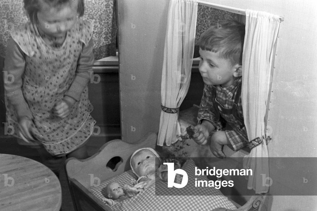 Toddlers playing in the kindergarten of the Fröbelhaus in Oberweißbach, Germany 1930s (b/w photo)