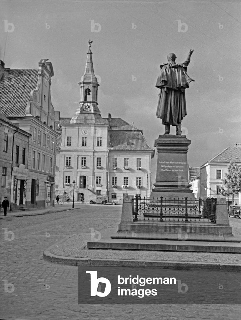 Schenkendorf monument and town hall of Tilsit, East Prussia, 1930s (b/w photo)