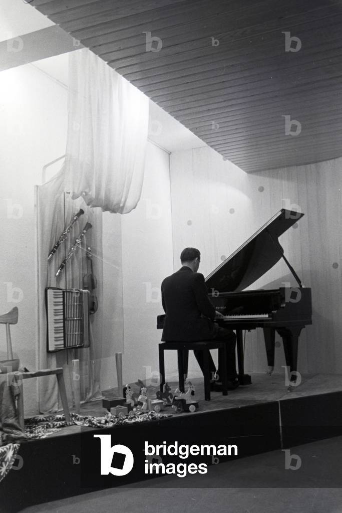 Pianist and a grand piano for the background music of the Leipziger Frühjahrsmesse, Germany 1941 (b/w photo)
