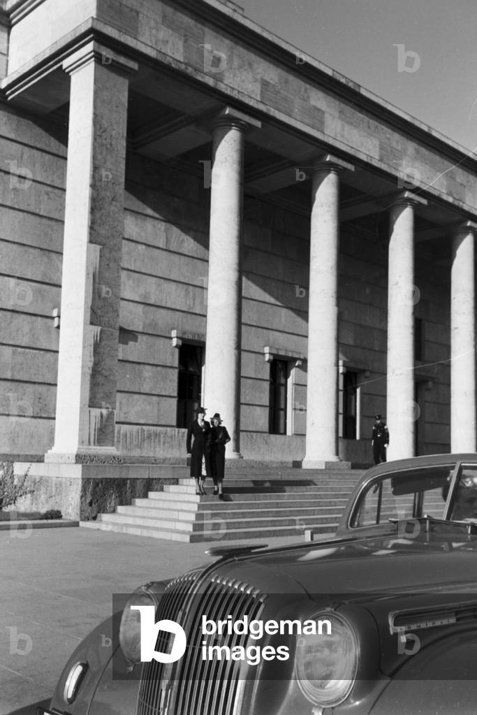 A trip with the Opel Admiral, Germany 1930s (b/w photo)