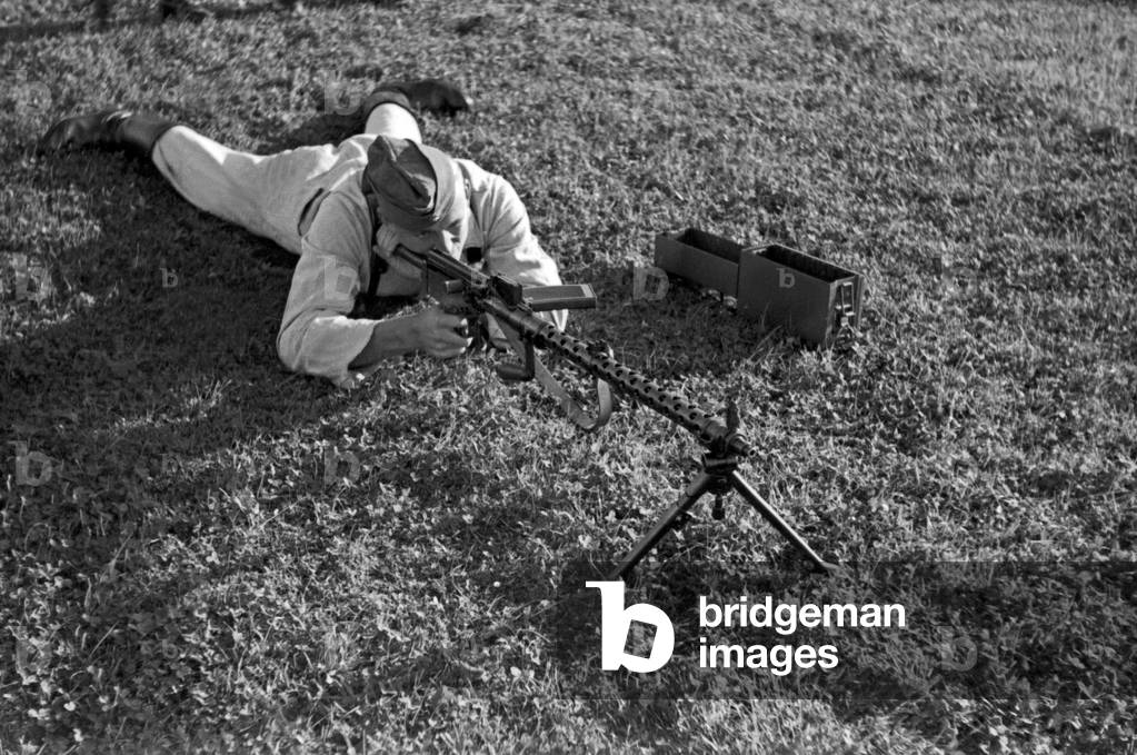 Recruit training with machine gun MG 34, Germany 1930s (b/w photo)