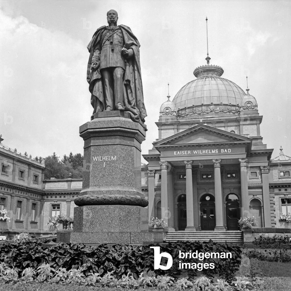 View to the Kaiser-Wilhelms-Bad with Kaiser Wilhelm I monument at Bad Homburg, Germany 1930s (b/w photo)
